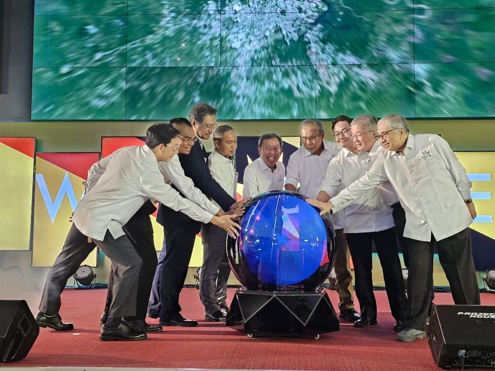 Deputy Premier Datuk Dr Sim Kui Hian (centre) leads the launching ceremony. From third left are Datuk Hazland Abang Hipni, Jack Liam, Datuk Len Talif Salleh, and Datuk Michael Tiang. — Borneo Post pic 