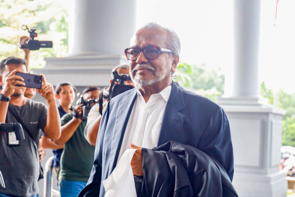 Lawyer Tan Sri Muhammad Shafee Abdullah  is pictured at the Kuala Lumpur Court Complex, in Kuala Lumpur November 9, 2023. — Picture by Firdaus Latif