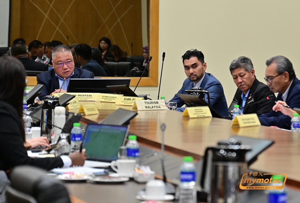 Minister of Tourism, Arts and Culture Datuk Seri Tiong King Sing (left) chairs the special meeting, following several incidents involving tourists in Sabah. — Borneo Post pic