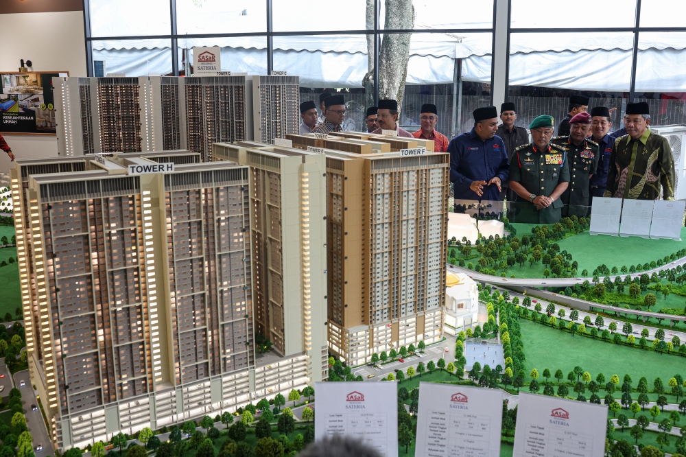 The Yang di-Pertuan Agong Al-Sultan Abdullah Ri’ayatuddin Al-Mustafa Billah Shah and Defence Minister Datuk Seri Mohamad Hasan view a replica of the One Member One House (SASaR) Housing Project at Camp Wardieburn November 9, 2023. — Bernama pic