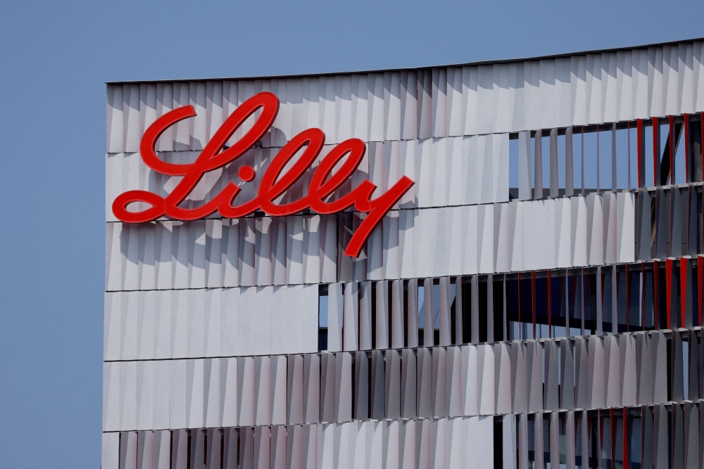 US and UK regulators today gave the thumbs up to Lilly’s weight-loss treatment Zepbound, also known as Mounjaro or tirzepatide, paving the way for a powerful new rival to Novo Nordisk’s Wegovy in addressing record obesity rates. — Reuters pic