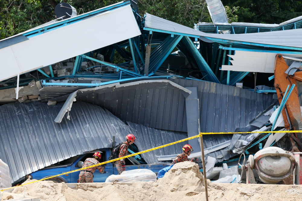 The search and rescue team looks for another victim believed to be trapped in the rubble of a three-storey building under construction in Pulau Perhentian November 9, 2023. — Bernama pic