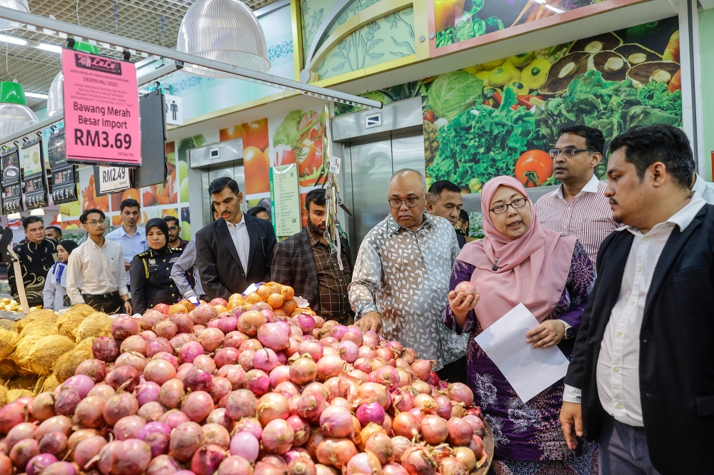 Deputy Minister of Domestic Trade and Cost of Living Fuziah Salleh (3rd right) inspects the implementation of the Deepavali 2023 Festive Season Maximum Price Scheme at Lulu Hypermarket in Kuala Lumpur November 9, 2023. — Bernama pic