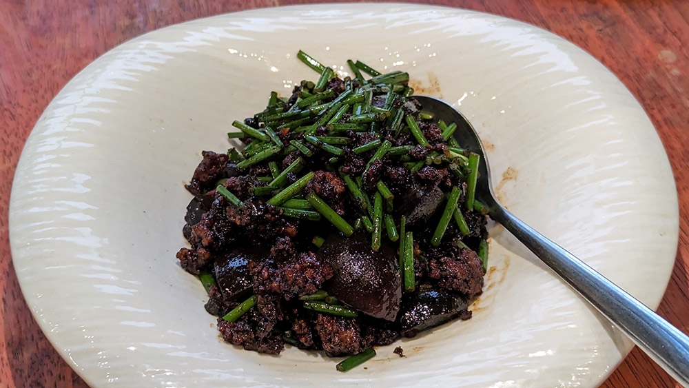 Stir-fried Baby Chive with Minced Pork and Century Egg is an interesting take on the Taiwanese dish nicknamed 'flies’ heads', and I think it works really well.