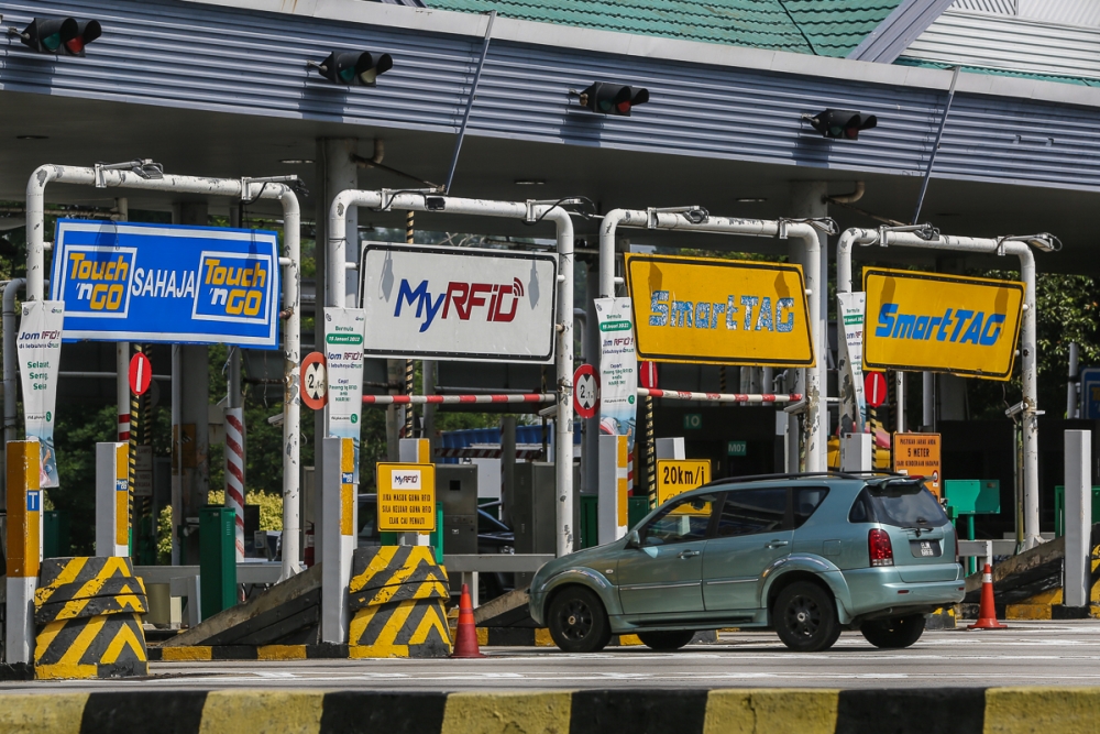 The government has decided to exempt highway users from toll charges on Saturday and Sunday in conjunction with the Deepavali celebration. — Picture by Yusof Mat Isa