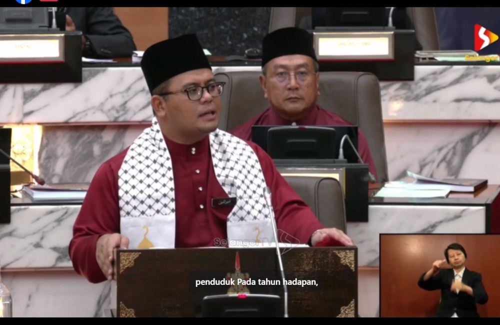 Selangor Menteri Besar Datuk Seri Amirudin Shari today said that the primary contributor to the estimated revenue for 2024 is the Land Premium, which is expected to amount to RM890.94 million, constituting 40.5 per cent of the total revenue projection. — Screengrab from Facebook/Amirudin Shari 