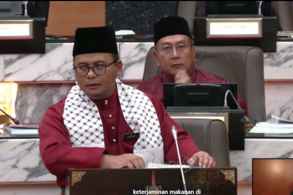 Menteri Besar Datuk Seri Amirudin Shari said those who qualify include state administration staff whose salaries are paid by the federal government. — Screengrab from Facebook/Amirudin Shari 