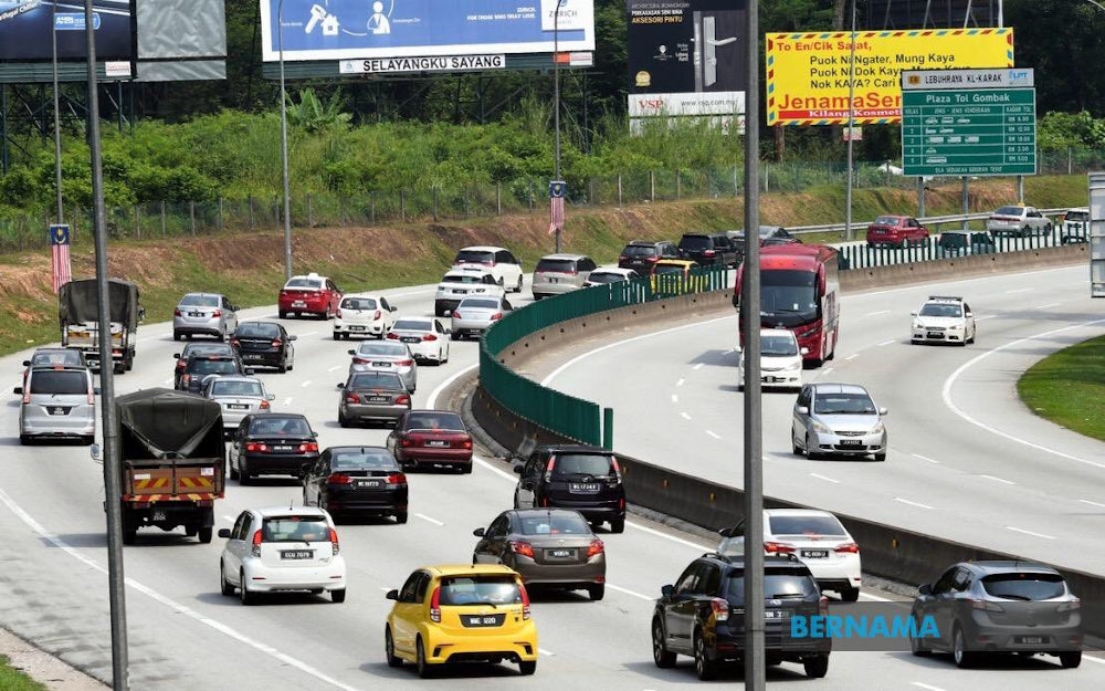 Road users are encouraged to use the Travel Time Advisory (TTA) issued as a guide for today and tomorrow, concessionaire ANIH Bhd advises. — Picture via Twitter/Bernama
