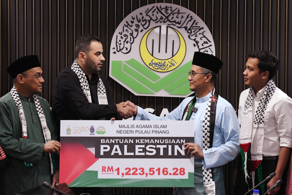 Penang Deputy Chief Minister I as the president of the Penang State Islamic Religious Council (MAINPP) Datuk Mohamad Abdul Hamid (2nd, right) hands over the aid donation to the chairman of the Palestinian Cultural Organisation of Malaysia (PCOM), Badereddin Seyam (2nd, left) at the MAINPP office in George Town, November 10, 2023. — Bernama pic    