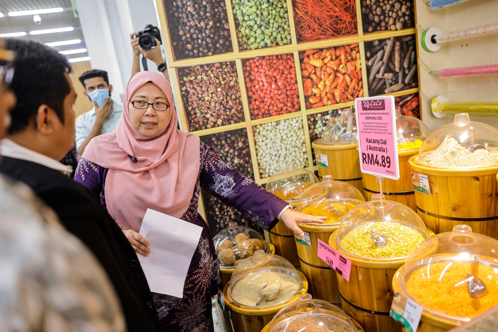 Deputy Minister of Domestic Trade and Cost of Living Fuziah Salleh surveys the price of dhal during a survey in conjunction with the Deepavali 2023 Festival Maximum Price Scheme (SHMMP) at Lulu Hypermarket, November 9, 2023. — Bernama pic 