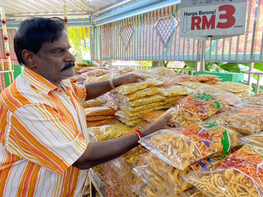 Subrumaniam Thangavelu, 62, was among the earliest kacang putih sellers to ply his trade in Buntong. — Picture by Dhesegaan Bala Krishnan