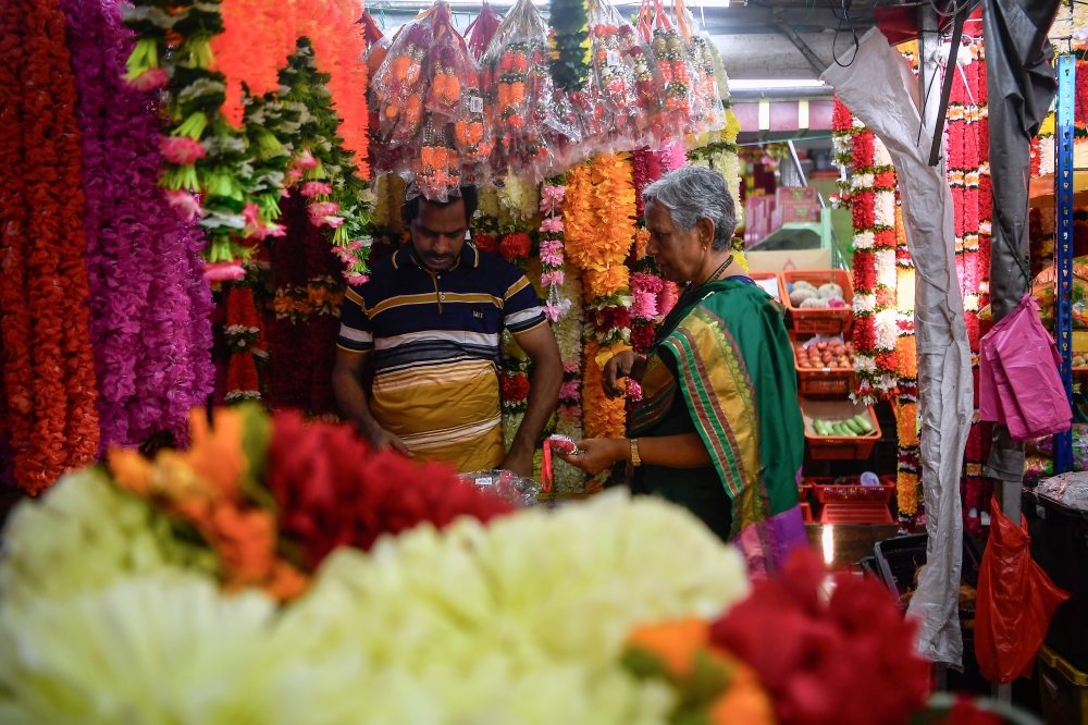 Hindus in Kedah are making full use of the weekend holiday today to make final preparations, buying essentials ahead of the Deepavali celebrations tomorrow. — Bernama pic