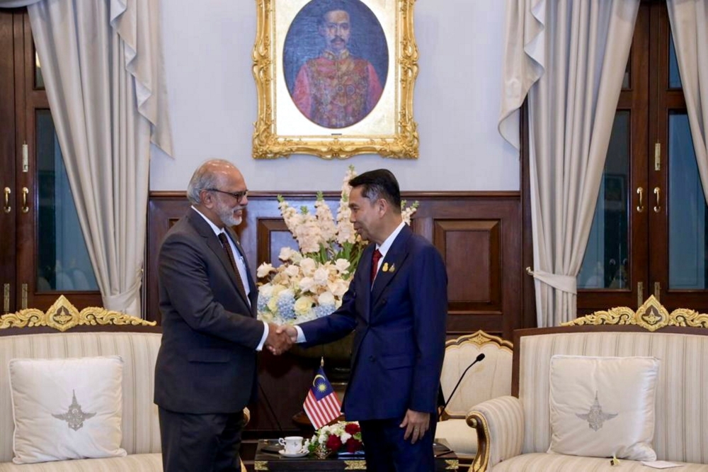 Malaysian Ambassador to Thailand Datuk Jojie Samuel paid a courtesy call on Thai Defence Minister Sutin Klungsang (right) at the Defence Ministry in Bangkok. — Bernama pic