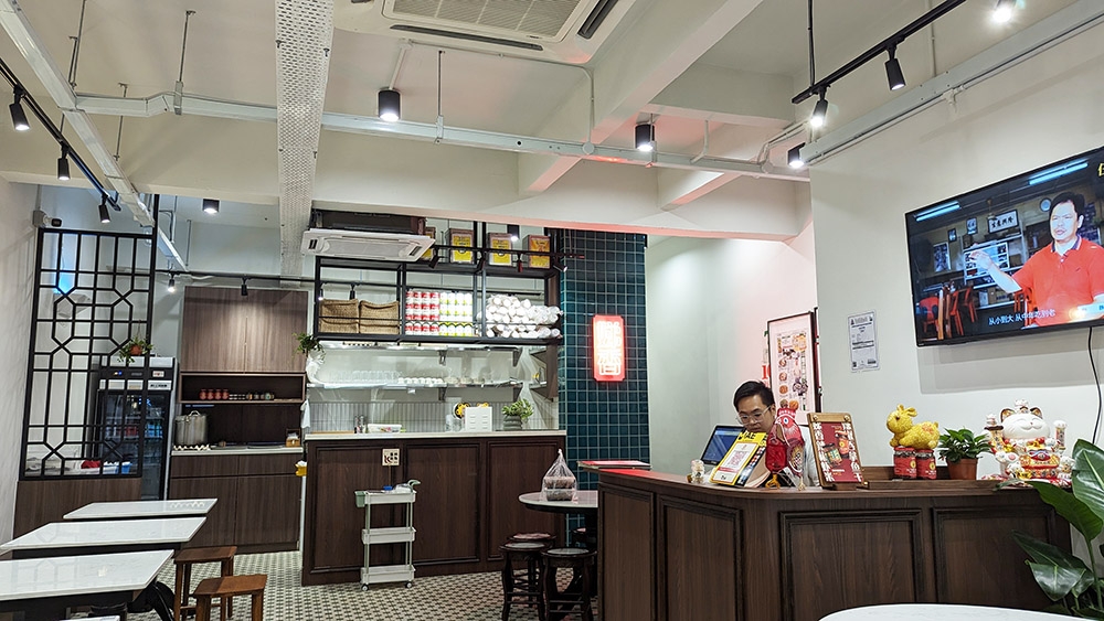 The inside of Dee Xiang, made to look like a modern-ish 'kopitiam'.