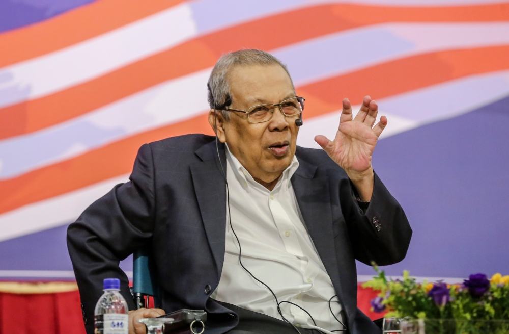 Former chief justice Tun Abdul Hamid Mohamad has denied any involvement in the ‘Pulangkan Najib’ dialogue programme at Dataran Bukit Tariq, Klebang Permai, Melaka, tonight. — Picture by Firdaus Latif