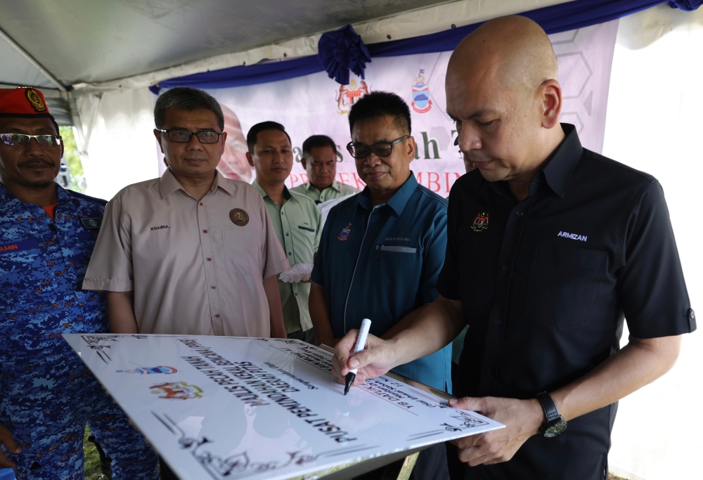 Minister in the Prime Minister’s Department (Sabah, Sarawak Affairs and Special Functions) Datuk Armizan Mohd Ali at the ground-breaking ceremony for the Pitas district Permanent Evacuation Centre. — Bernama pic