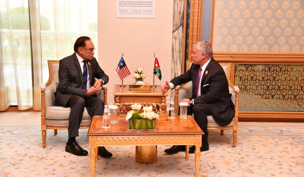 Prime Minister Datuk Seri Anwar Ibrahim meets the King of Jordan King Abdullah II on the sidelines of the 8th Extraordinary Summit of the Organisation of Islamic Conference in Riyadh November 12, 2023. — Picture via Facebook/Anwar Ibrahim