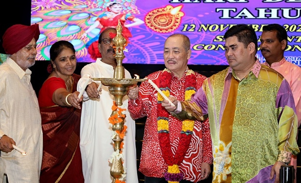 Chief Minister Datuk Seri Hajiji Noor (3rd right) and Sabah Indian Chamber of Commerce president Datuk V. Jothi (3rd right) lighting the kuthu vilakku during the Deepavali celebration. — Borneo Post pic