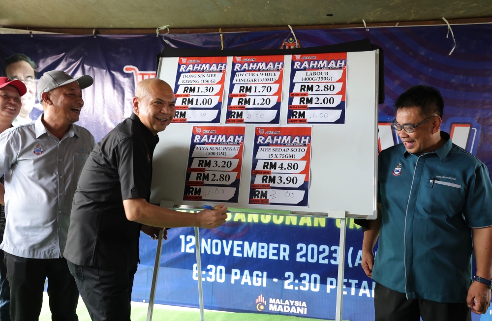 Acting Domestic Trade and Consumer Affairs Minister Datuk Armizan Mohd Ali (2nd right) officiates the Rahmah Sales programme in Pitas November 12, 2023. — Bernama pic