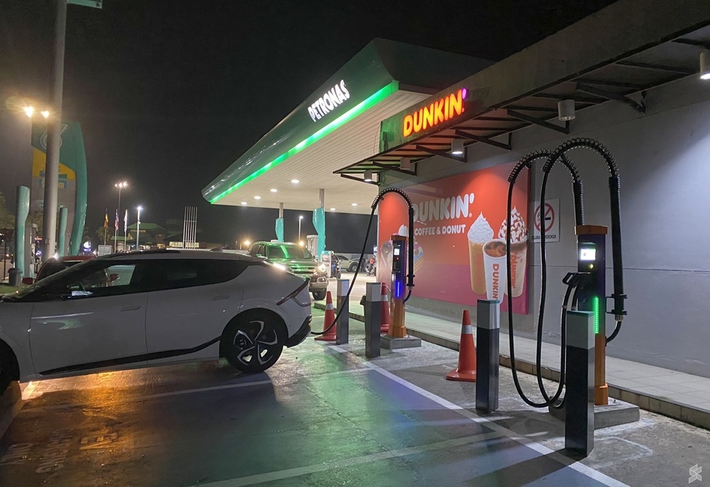 Gentari has deployed a DC fast charger at Petronas Ulu Bernam Southbound R&R. — SoyaCincau pic 