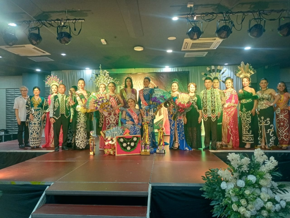 Winners of Ratu Buri Borneo 2023 and distinguished guests pose for a group photo. — Picture by Churchill Edward/Borneo Post