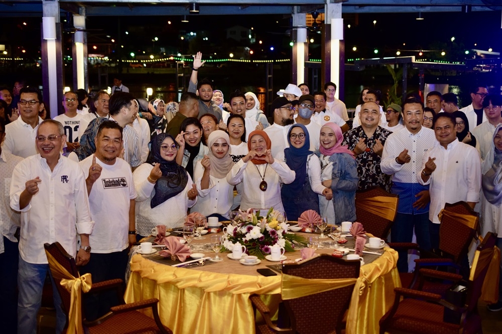 Nancy (front, fifth left) posing during a group photo with media practitioners at the media night on Sunday.  —  Borneo Post Online pic