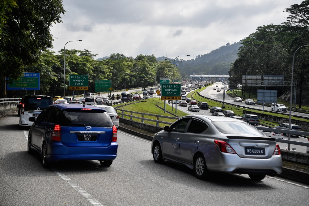Traffic is expected to increase this afternoon as Klang Valley residents begin to return to their homes after the Deepavali holidays. — Bernama pic