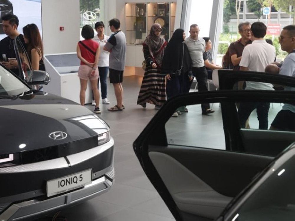 Customers at Komoco Motors’ Hyundai showroom at Leng Kee Road on Nov 12, 2023. — TODAY pic
