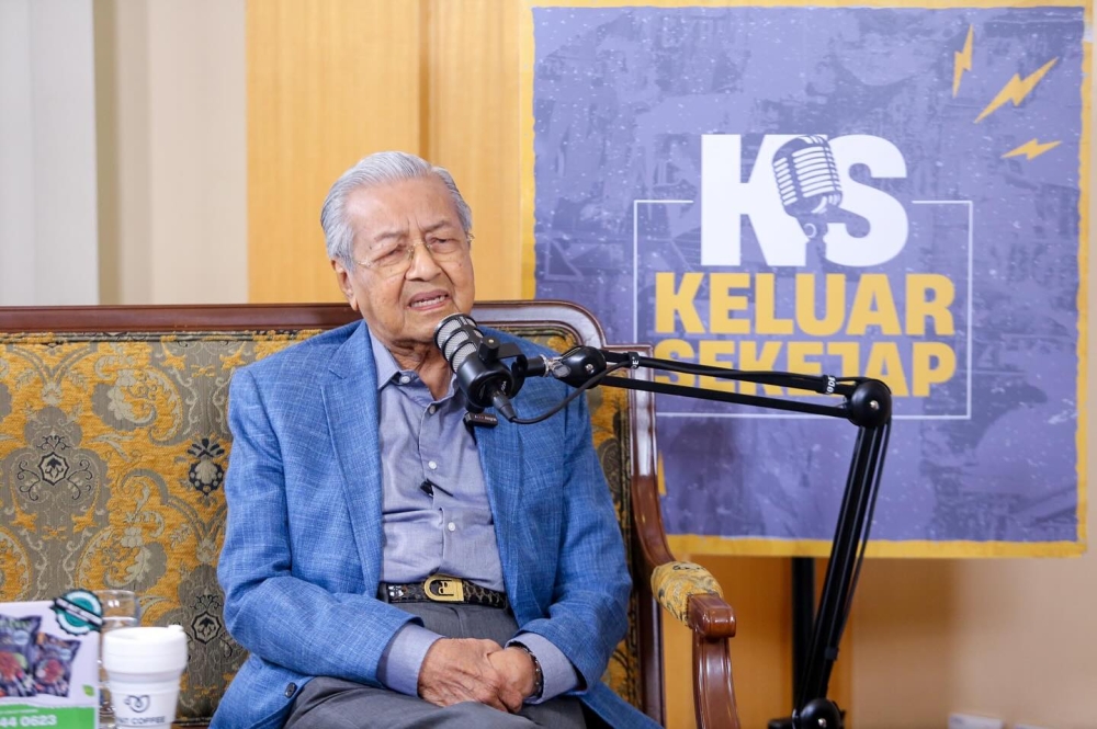Mengutip Indonesia, Dr Mahathir mengatakan warga non-Melayu harus diintegrasikan dan menjadi ‘Melayu’ sebagai bagian dari ‘Bangsa Malaysia’.