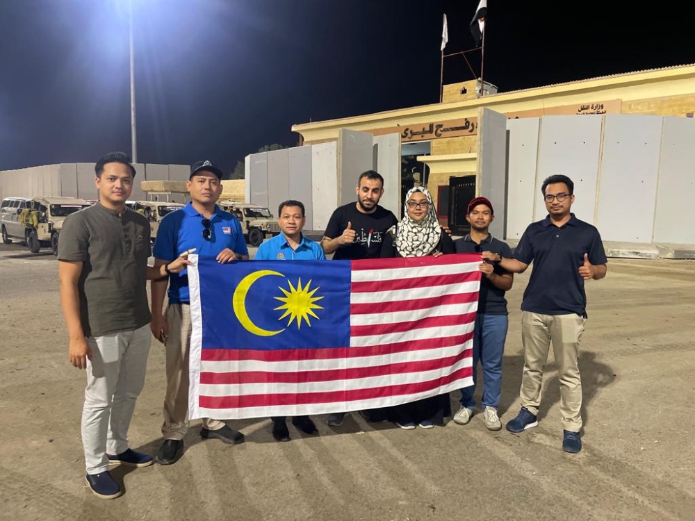 Malaysian citizen, Nurul Ain Haron (third from right), and her Palestinian husband Mohamed AM Shaat (fourth from right) safely evacuated through the Rafah Border Crossing on Sunday. — Picture courtesy of Ministry of Foreig Affairs