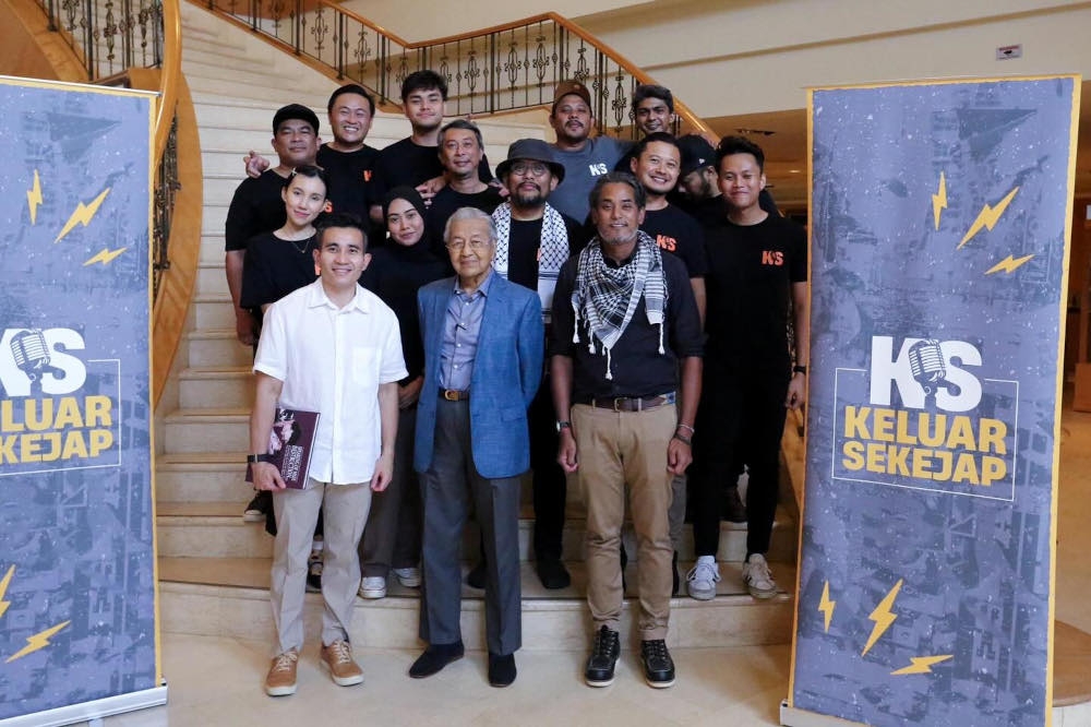 Tun Dr Mahathir Mohamad poses for a group photo with ‘Keluar Sekajap’ podcast hosts Khairy Jamaluddin (right) and Shahril Hamdan (left) and crew, November 13, 2023. — Picture via Facebook/Keluar Sekejap