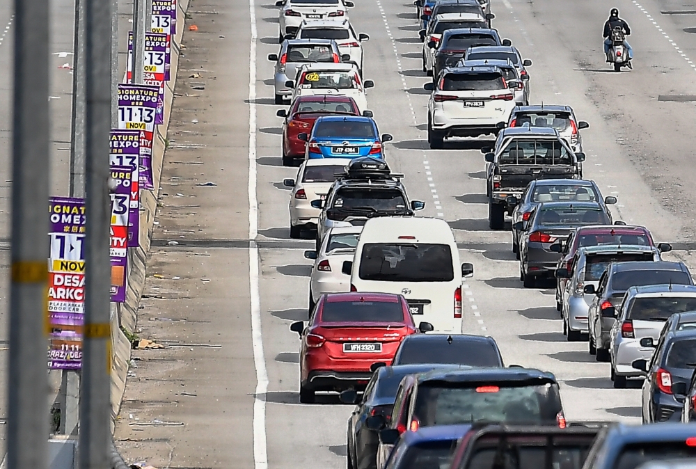 According to Malaysia Highway Authority (LLM), traffic was slow along a stretch of 23.9 kilometres (km) on the Kuala Lumpur-Karak highway from KM74.7 to KM50.8 heading towards Kuala Lumpur, due to an increase in the number of vehicles. — Bernama pic 