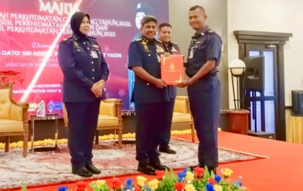 Fire and Rescue director-general Datuk Seri Abdul Wahab Mat Yasin (centre) at the department’s 2022 Outstanding Service Awards ceremony at the Tanjung Puteri Golf Resort  in Pasir Gudang, Johor November 14, 2023 — Picture by Ben Tan