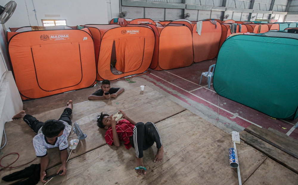 In Perak, the state Disaster Management Committee Secretariat said that the number of evacuees in three districts has dropped to 210 people from 61 families tonight compared with 269 people from 80 families this morning. — Picture by Farhan Najib