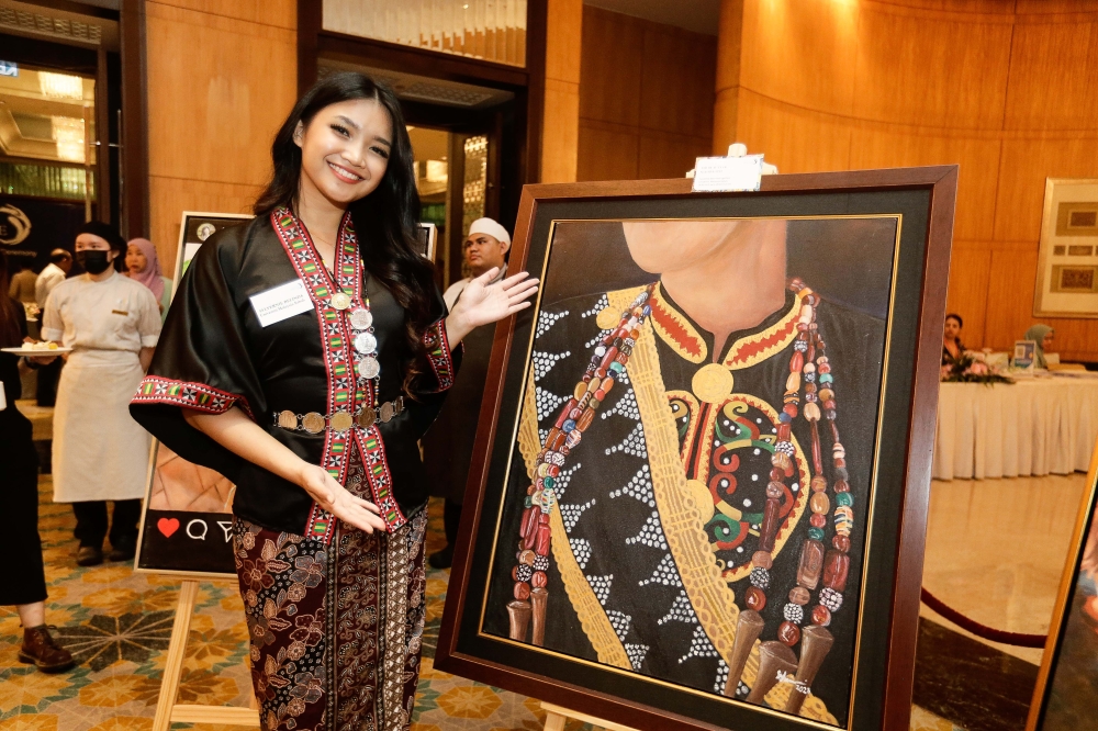 Sylvernie Belinda from Universiti Malaysia Sabah was among the winners of Usaha Tegas Heritage art competition 2023.— Picture by Sayuti Zainudin 