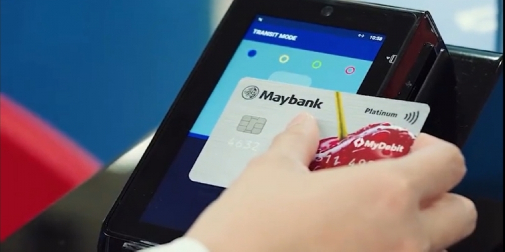 Komuter service currently only supports a particular group of debit cards. — SoyaCincau pic