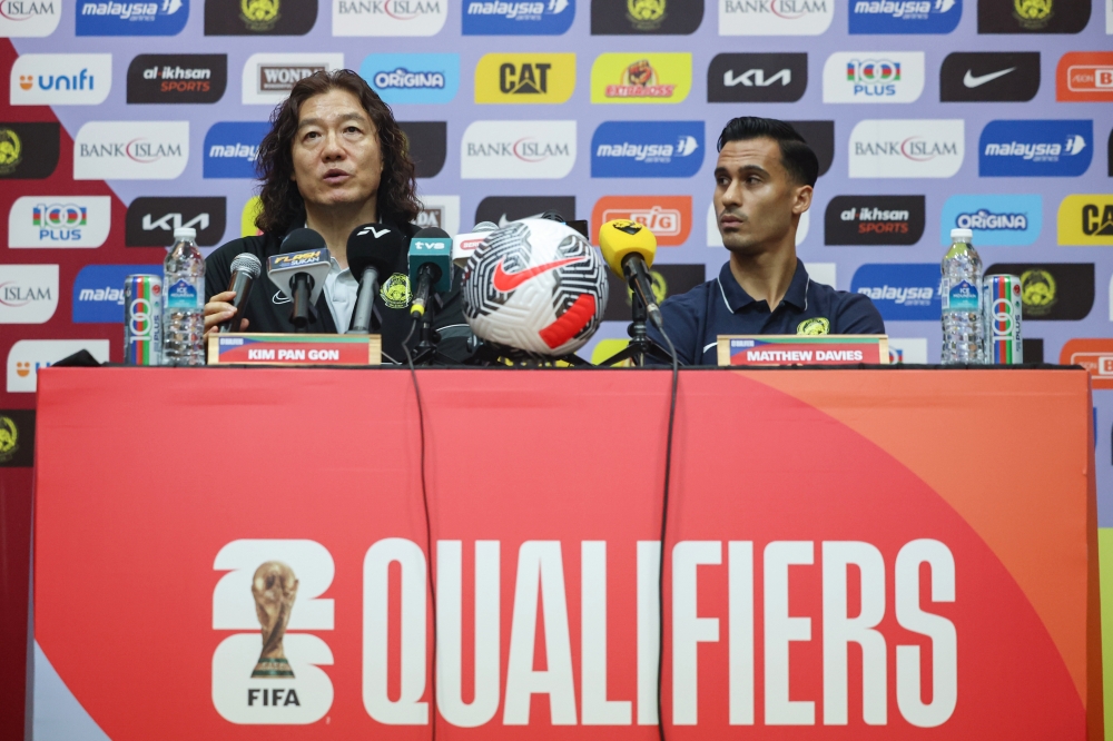 Harimau Malaya head coach Kim Pan Gon speaks at a press conference ahead of the World Cup 2026/Asian Cup 2027 qualifying round match at Wisma FAM Kelana Jaya, November 15, 2023. With him is Harimau Malaya senior defender Matthew Davies. — Bernama pic 
