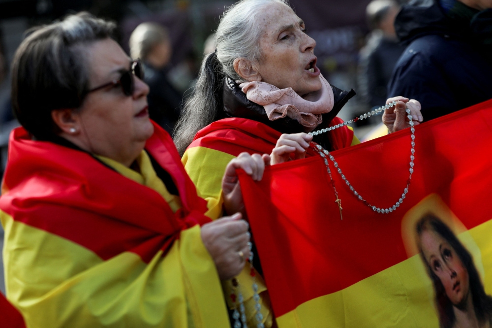 Protesters gather outside the Spanish parliament as the investiture debate kicks off after Spain's socialists reached a deal with the Catalan separatist Junts party for government support, a pact which involves amnesties for people involved with Catalonia's failed 2017 independence bid, in Madrid, Spain November 15, 2023. — Reuters pic