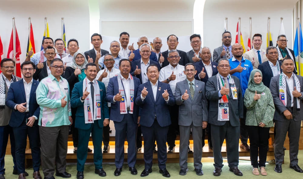 Works Minister Datuk Seri Alexander Nanta Linggi (front row, 5th left) and officials from his ministry and representatives of private sector and Humanitarian Trust Fund for the People of Palestine in a group photo, November 15, 2023. — Picture via Facebook/Alexander Nanta Linggi
