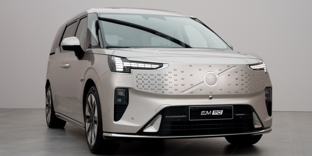 The luxury MPV segment has a new challenger in the shape of the electric Volvo EM90. — SoyaCincau pix 