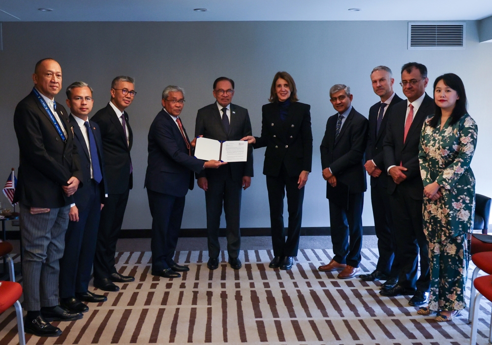 Prime Minister Datuk Seri Anwar Ibrahim (5th, left) witnessing the exchange of Memorandum of Understanding (MoU) between Chief Executive Officer of Malaysian Investment Development Authority (MIDA), Datuk Wira Arham Abdul Rahman (fourth, left) and President and Chief Investment Officer; Chief Financial Officer of Alphabet and Google, Ruth Porat (5th, right) here today. — Bernama pic