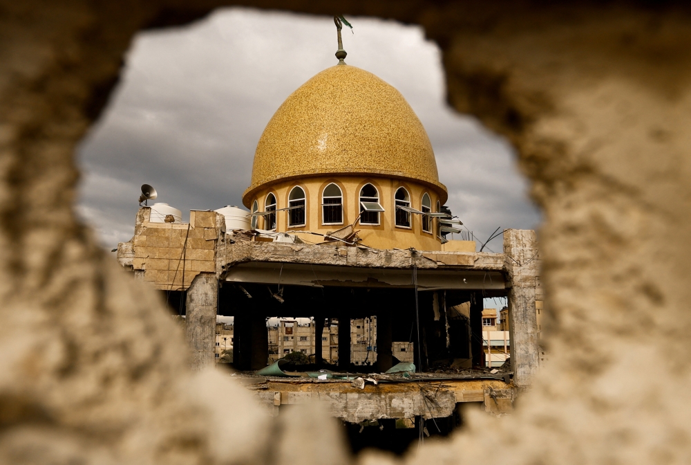 Israeli President Isaac Herzog said Israel cannot leave a vacuum in Gaza and would have to maintain a strong force there for the near future to prevent Hamas from re-emerging in the Palestinian enclave, the Financial Times reported today. — Reuters pic