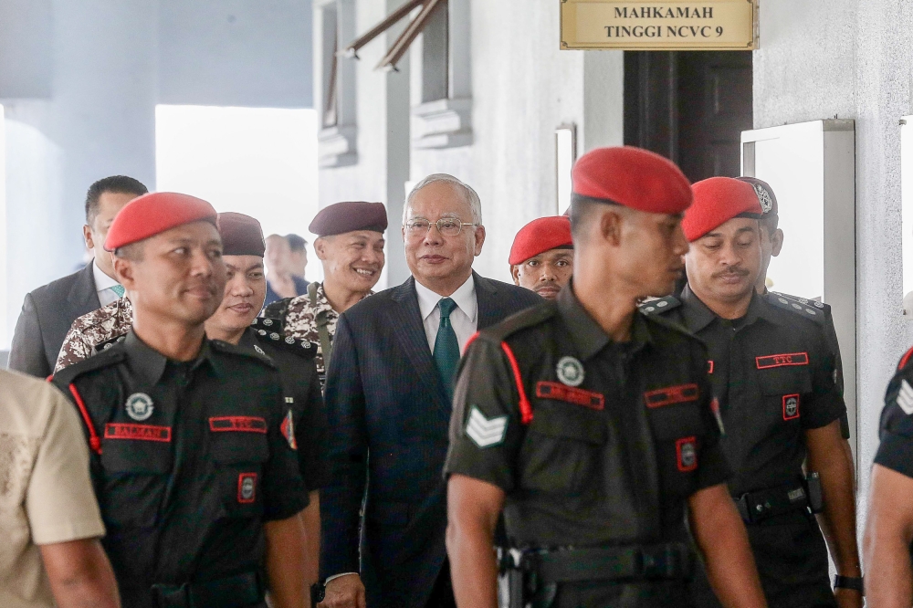 Datuk Seri Najib Razak escorted by Prison Department personnel at the Kuala Lumpur Court Complex, November 16, 2023. — Picture by Sayuti Zainudin 