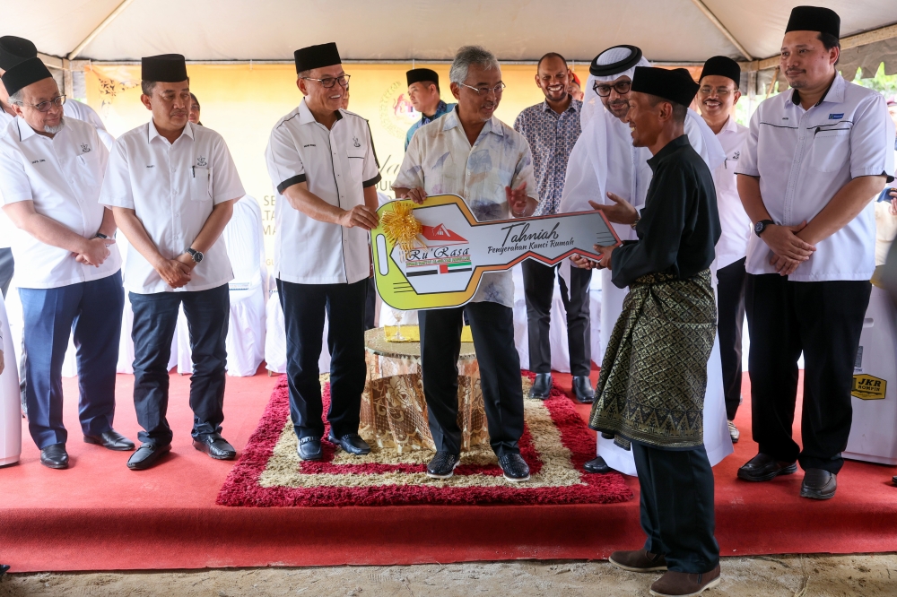 King presents house keys to seven recipients of Ru’Rasa homes in Rompin ...