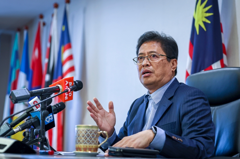 MACC Chief Commissioner Tan Sri Azam Baki said that the anti-corruption commission would summon four Perikatan Nasional MPs who have pledged their support for Prime Minister Datuk Seri Anwar Ibrahim soon. — Bernama pic