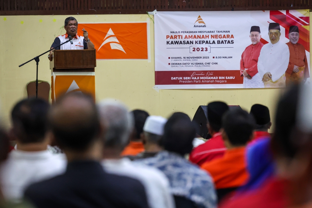 Datuk Seri Mohamad Sabu says the Agriculture and Food Security Ministry (KPKM) will hold a discussion with other relevant ministries regarding the proposal to create a single grade for white rice. ― Bernama pic
