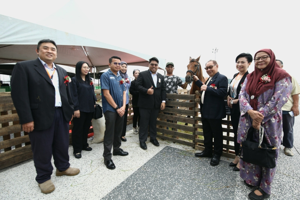 Sabah Deputy Chief Minister Datuk Seri Jeffrey Kitingan (3rd from right) attends the inaugural Pet Kingdom Expo in Kota Kinabalu, November 17, 2023. — Picture by Julia Chan