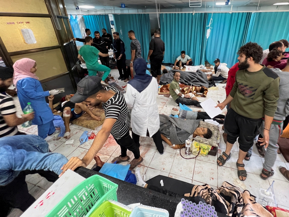 A doctor at the Gaza Strip’s Al Shifa hospital said today Israeli forces had found nothing during searches of the hospital complex, and that food and water were running out. — Reuters pic