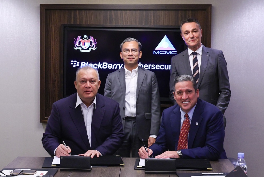 Communications and Digital Minister Fahmi Fadzil witnessing the signing ceremony between Malaysian Communications and Multimedia Commission (MCMC) and Blackberry in San Francisco November 18, 2023. ― Bernama pic