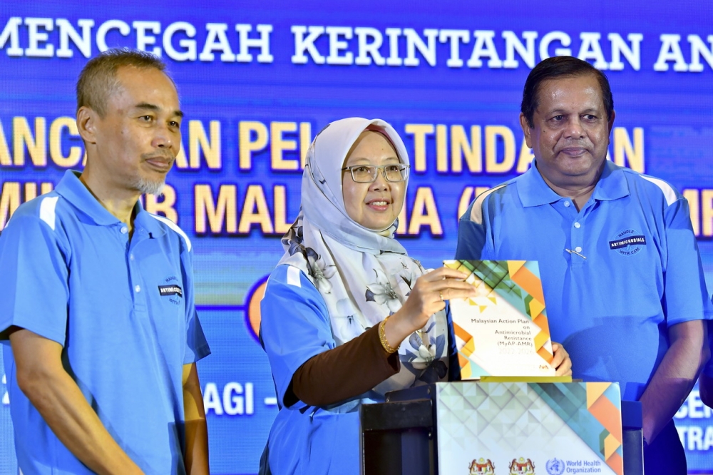 Health Minister Dr Zaliha Mustafa (centre) officiates the national-level World Antimicrobial Resistance Awareness Week in Putrajaya November 18, 2023. — Bernama pic